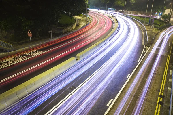 Moderna urbana staden med motorväg trafik på natten — Stockfoto