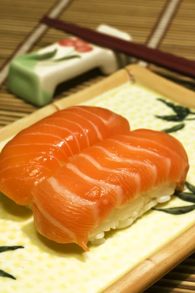 Sushi e pauzinhos no disco — Fotografia de Stock