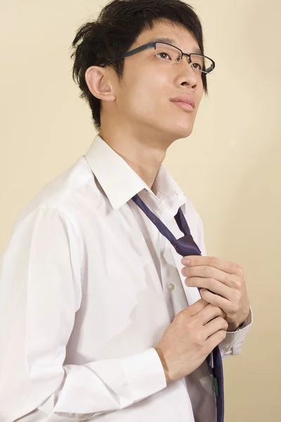 Junger asiatischer Mann im Anzug — Stockfoto