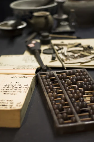 Abacus och boken på bordet — Stockfoto