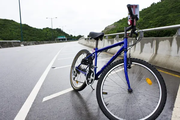 Cykel på allmänna vägen — Stockfoto