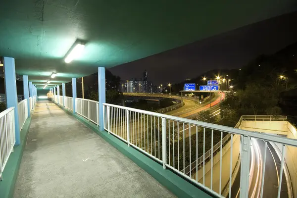 Vista sul ponte pedonale della moderna città urbana con traffico autostradale a — Foto Stock