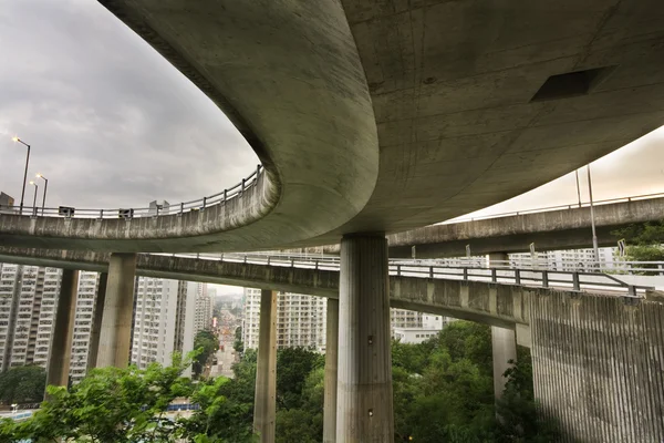 Ciudad urbana moderna con puente de tráfico de autopista en el día — Foto de Stock