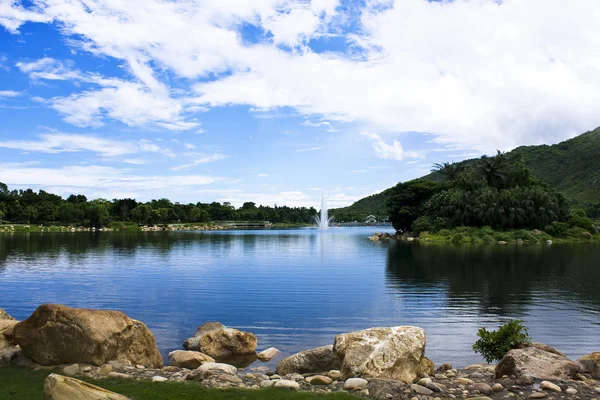 Paisagem de verão com lago e céu azul — Fotografia de Stock