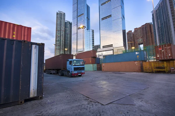 Containerstandort vor modernem Bau — Stockfoto
