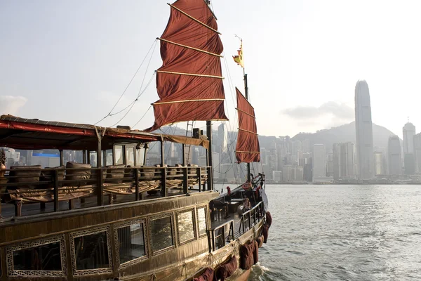 Traditionella kinesiska båt på victoria harbour, hong kong. — Stockfoto