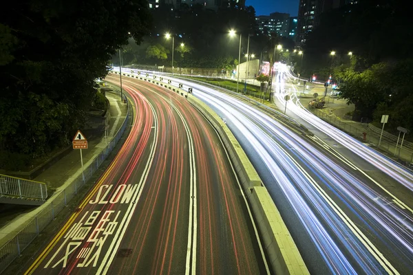 Σύγχρονο αστικό αυτοκινητόδρομο κυκλοφορία τη νύχτα — Φωτογραφία Αρχείου