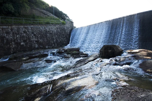 Pequena barragem e rio ao ar livre — Fotografia de Stock