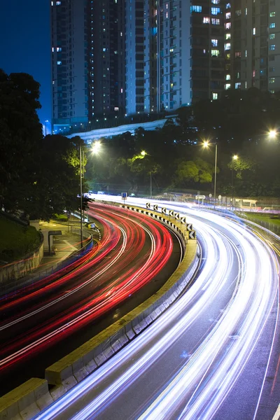 Trafiken i staden på natten i hong kong — Stockfoto