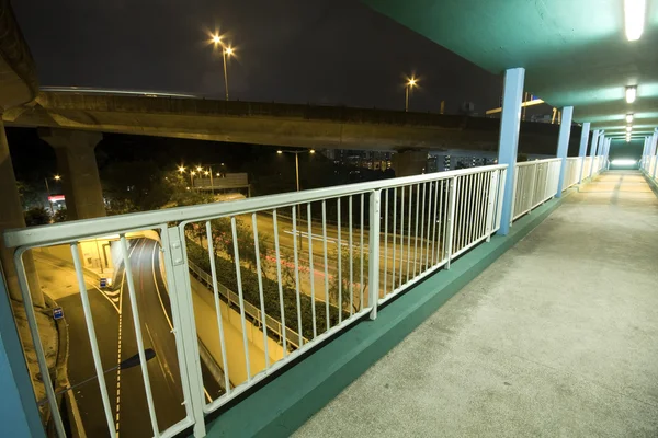 Vista sobre passarela da cidade urbana moderna com tráfego de auto-estrada em — Fotografia de Stock