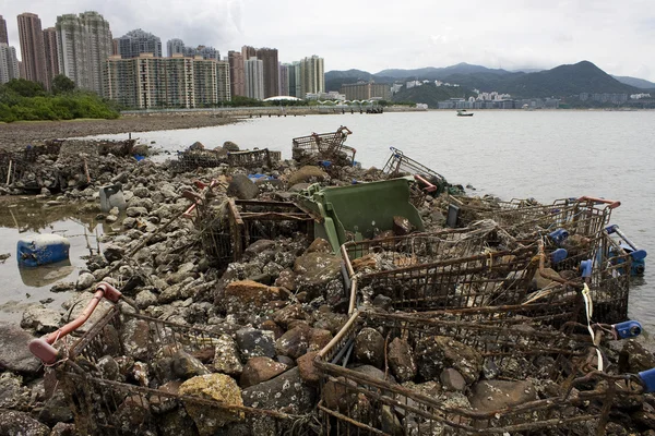 Afval opgestapeld op de kust van de Oceaan. — Stockfoto