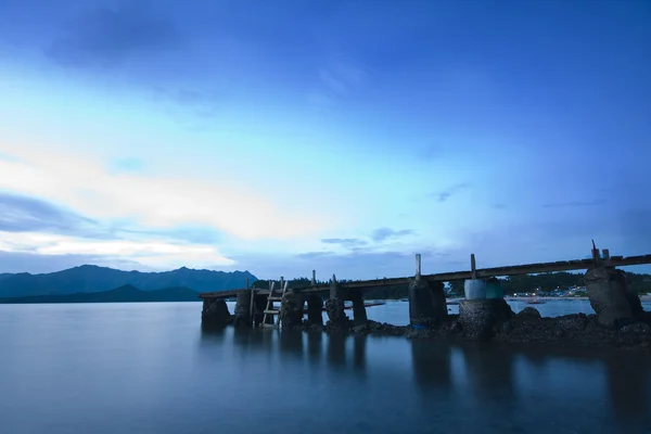 Dřevěný most a moře při východu slunce — Stock fotografie