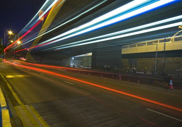 Çevre yolu trafiği, gece ile modern kentsel şehir — Stok fotoğraf