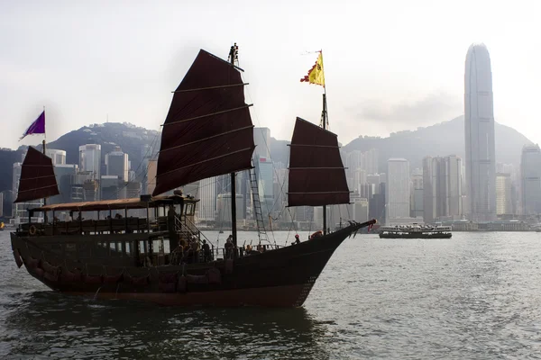 传统中国的小船在香港维多利亚港. — 图库照片