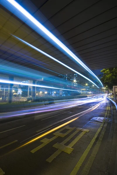 Trafic în oraș pe timp de noapte — Fotografie, imagine de stoc