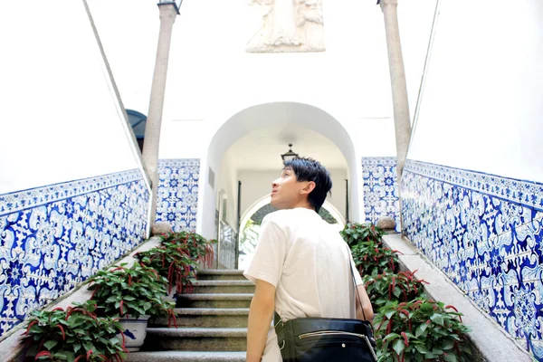 Asia hombre caminando a la iglesia —  Fotos de Stock
