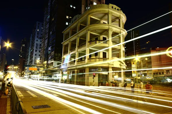 Snelrijdende auto 's' s nachts — Stockfoto