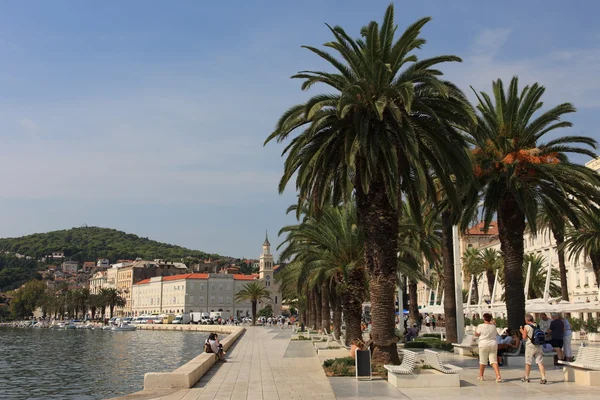 クロアチアの歴史的な町でプロムナードします。 — ストック写真