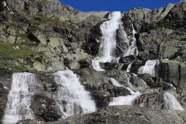 Norveç Fiyordu içinde küçük bir göl