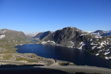 Norveç Fiyordu içinde küçük bir göl