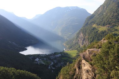 Norveç Fiyordu içinde küçük bir göl