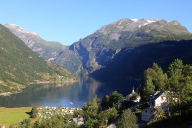 Norveç Fiyordu içinde küçük bir göl