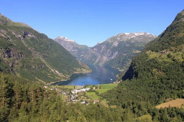 ノルウェーのフィヨルド内の小さな湖 — ストック写真