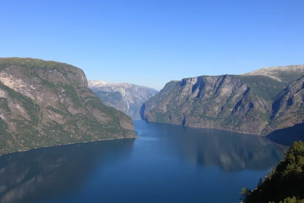 Pequeno lago no fiorde norueguês — Fotografia de Stock