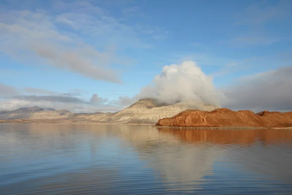 Norveç Fiyordu içinde küçük bir göl — Stok fotoğraf