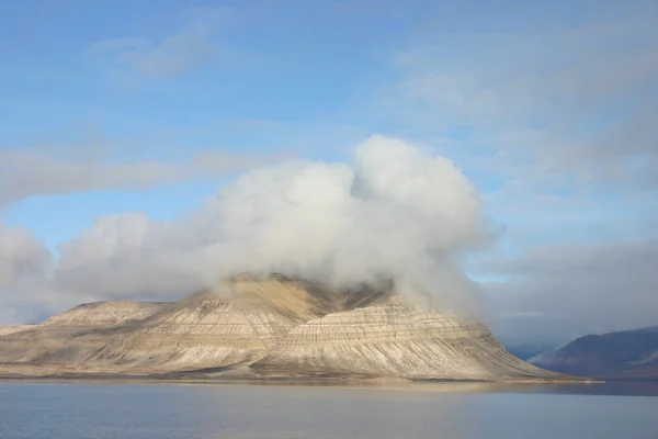 Pequeño lago en fiordo noruego — Foto de Stock