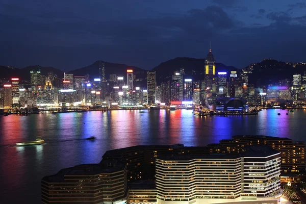 Hong kong eiland skyline in de nacht — Stockfoto