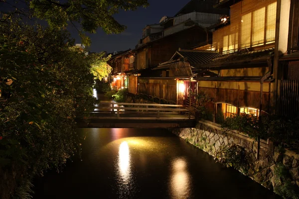Исторический район Киото ночью — стоковое фото