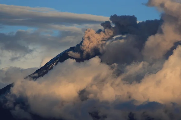 Активний вулкан на заході сонця — стокове фото
