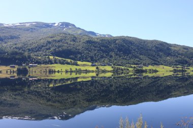 Norveç Fiyordu içinde huzurlu sahne