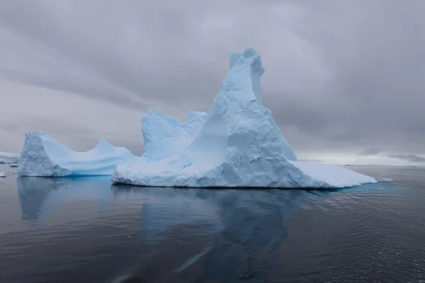 Iceberg luminescente — Fotografia de Stock