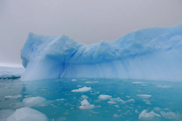 Eisberg und azurblaues Wasser — Stockfoto