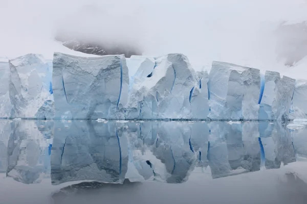 Glaciären med reflektioner om vatten — Stockfoto