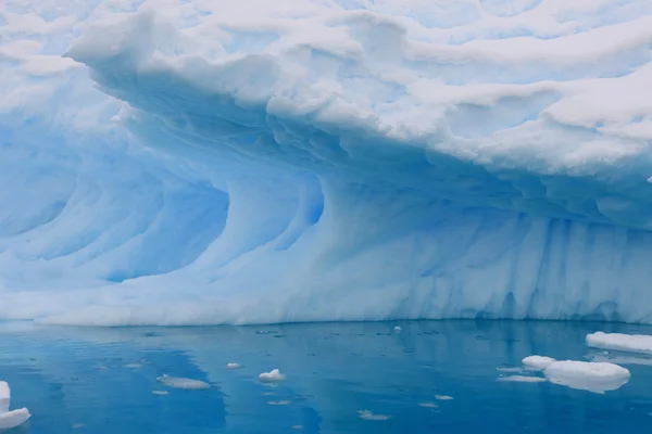 Iceberg e água azul — Fotografia de Stock