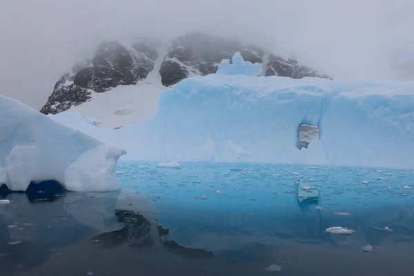 Iceberg y agua azul — Foto de Stock