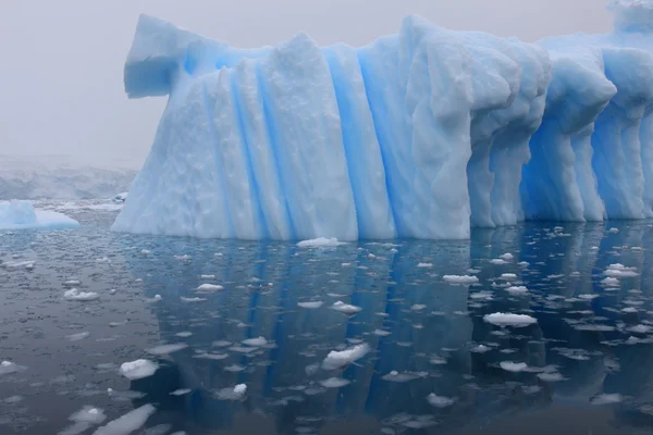 Iceberg y agua azul — Foto de Stock