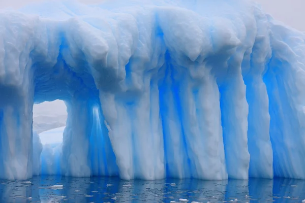 Eisberg und azurblaues Wasser — Stockfoto