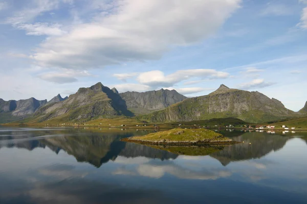 Reflektioner i norsk fjord — Stockfoto