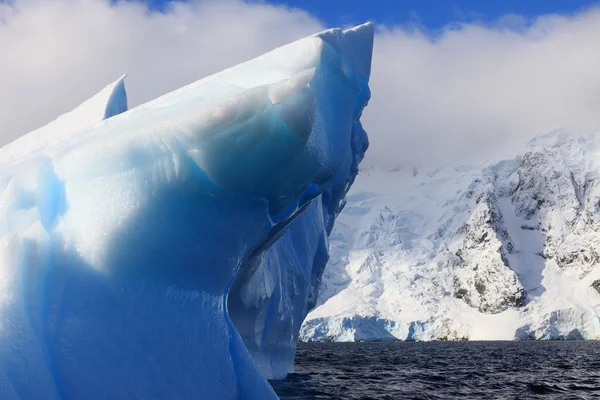 Iceberg e paesaggio — Foto Stock