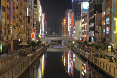 Geceleri şehir Osaka