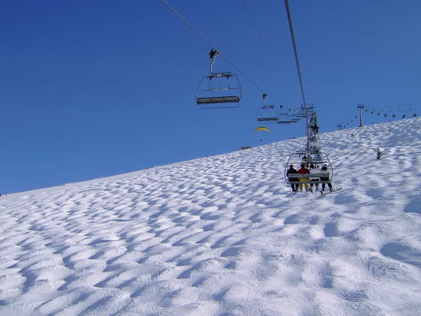 乘坐缆车和滑雪滑雪道 图库图片