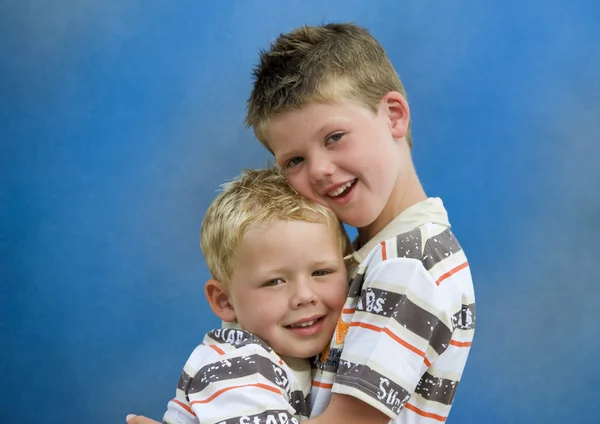 Два брата обнимаются — стоковое фото