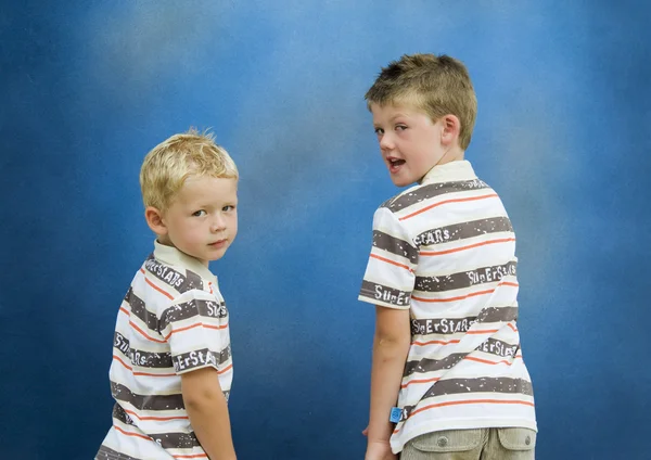 Dois rapazes a olhar para trás — Fotografia de Stock