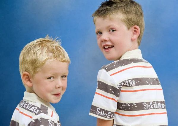 Два мальчика оглядываются назад — стоковое фото