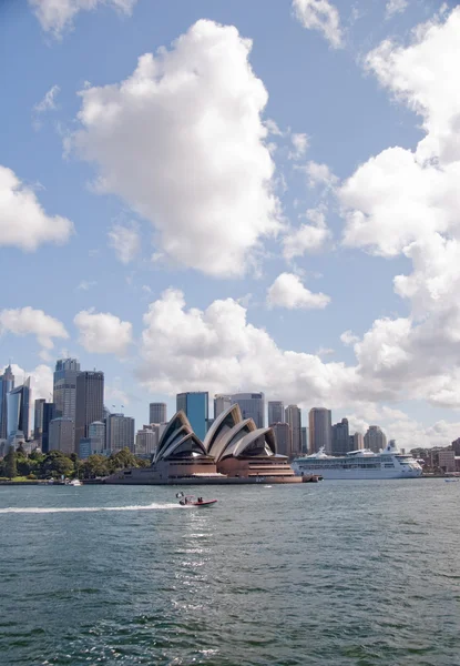 güneşli bir günde şehre doğru seyir sydney harbour