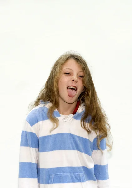 Chica joven con la lengua fuera — Foto de Stock